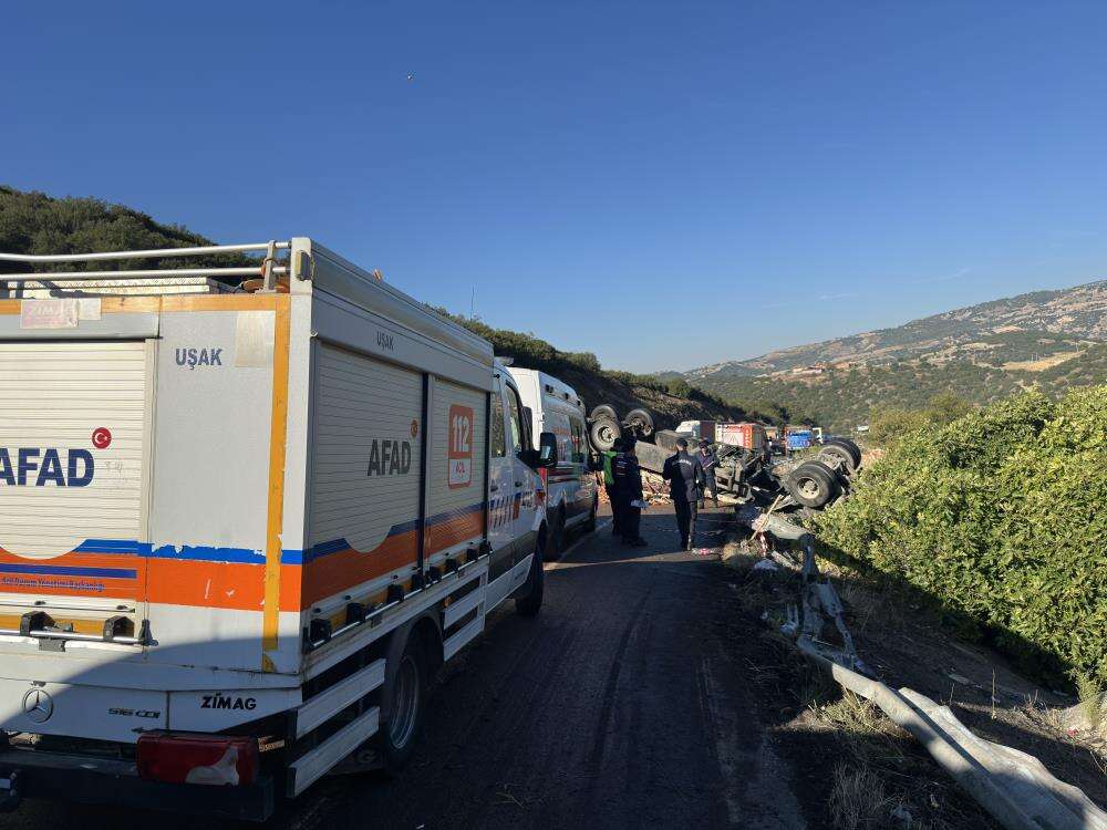 Domates yüklü TIR devrildi, yolcu otobüsü sıkıştı! 1 ölü var 12